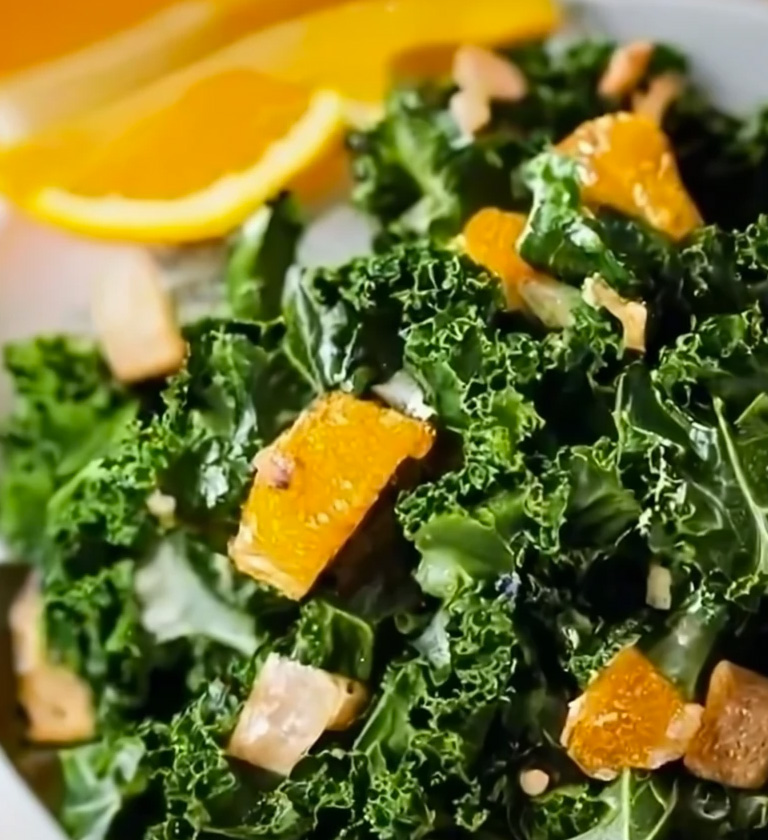 Salade rafraîchissante de chou kale et vinaigrette à l'orange