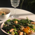 Assiette colorée et équilibrée avec légumes verts, fruits frais, grains entiers et saumon, favorisant une digestion saine.