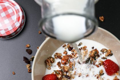 Aliments riches en calcium pour des os solides - Illustration colorée d'un bol rempli de produits laitiers, légumes verts et graines de sésame.