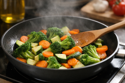 Légumes colorés en cuisson douce à la poêle, avec vapeur légère, pour préserver les antioxydants et les nutriments