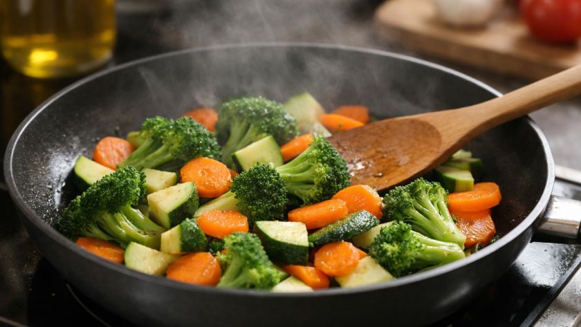 Légumes colorés en cuisson douce à la poêle, avec vapeur légère, pour préserver les antioxydants et les nutriments