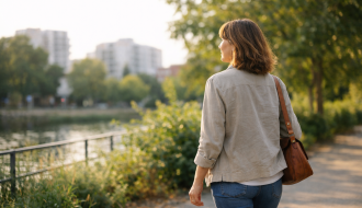 Femme marchant tranquillement en extérieur dans un environnement naturel urbain, illustrant l’équilibre hormonal, la gestion du stress et le rôle des antioxydants au quotidien.