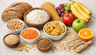 Aliments riches en glucides du quotidien présentés de façon équilibrée pour illustrer l’impact sur la glycémie